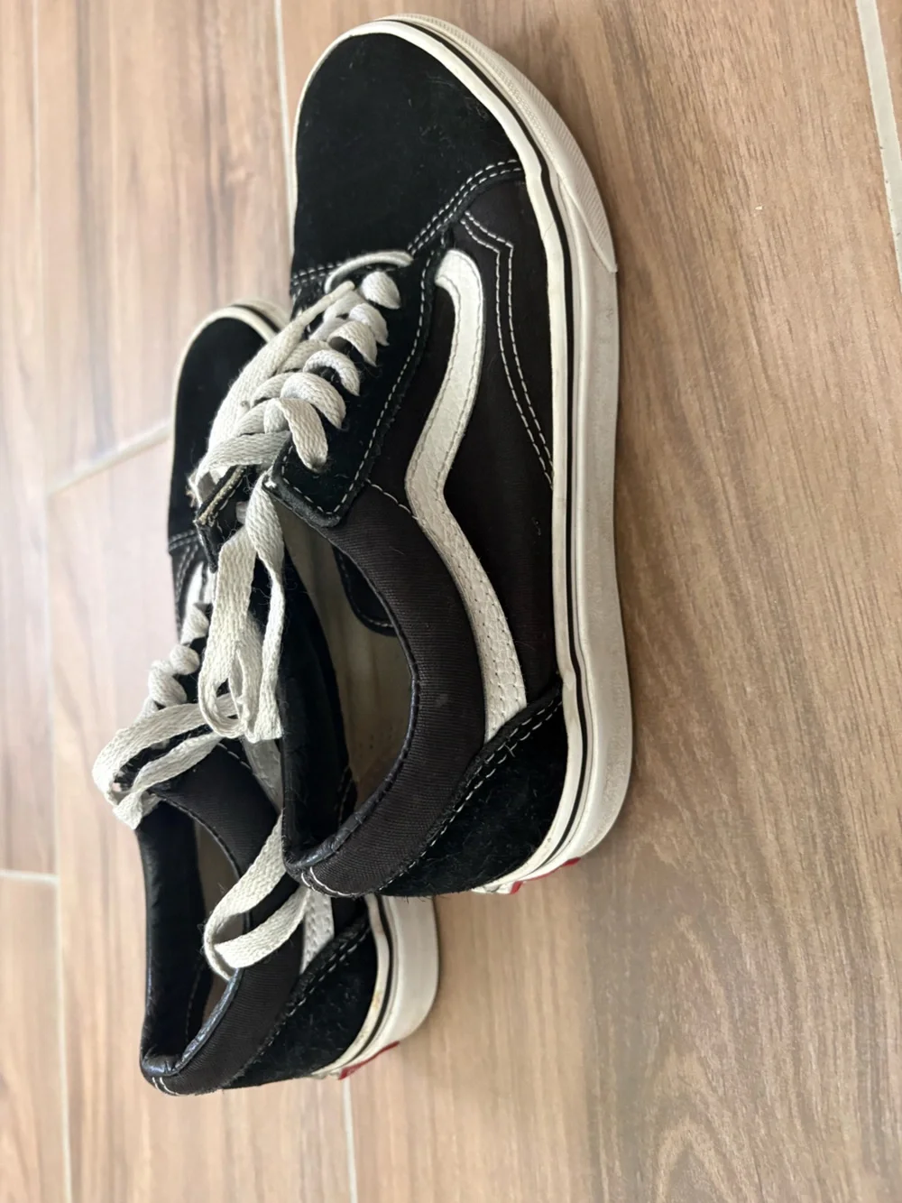 Vans women’s Classic Black & White Low-Top Skate Sneakers Size 5.5 - Used